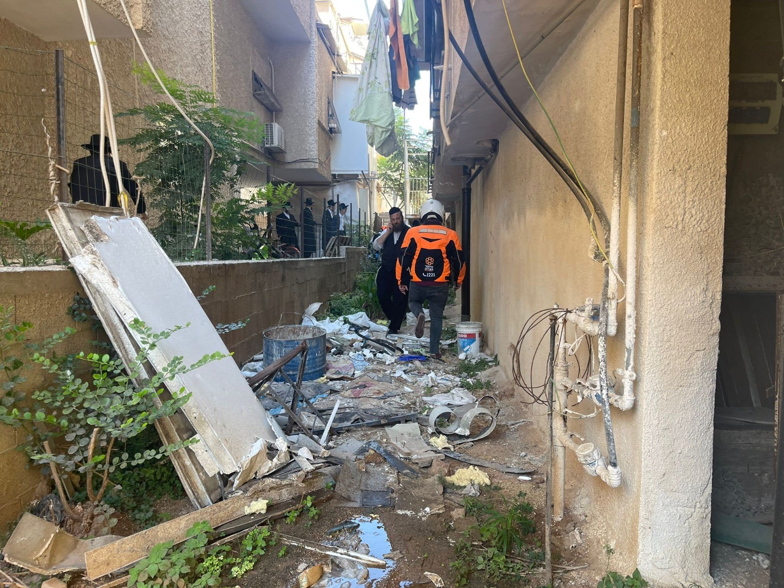 בני ברק: מתקין מזגנים נפל מהחלון עם המזגן