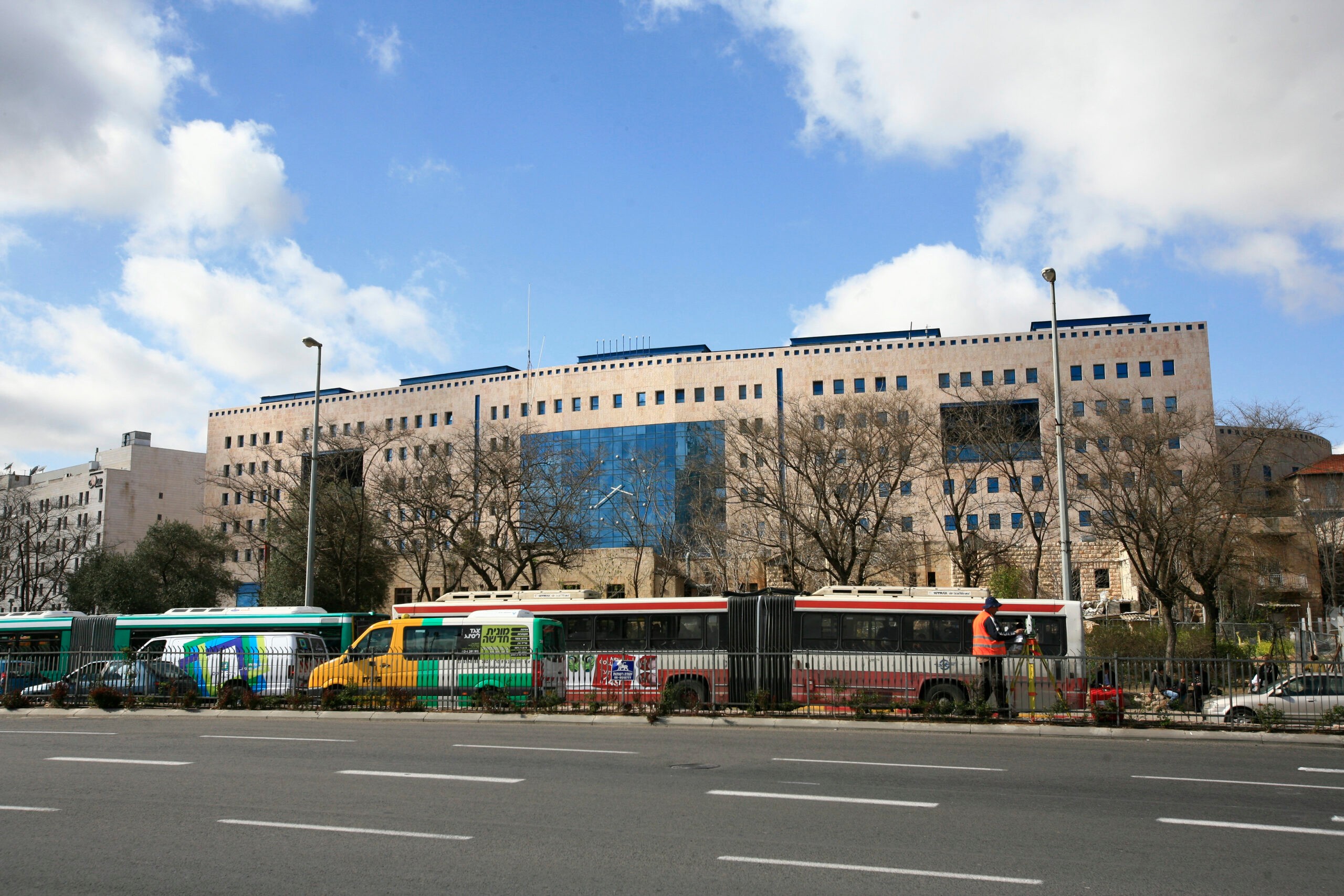 ירושלים: צעיר כיוון כלי נשק לעבר עוברים ושבים בתחנה המרכזית
