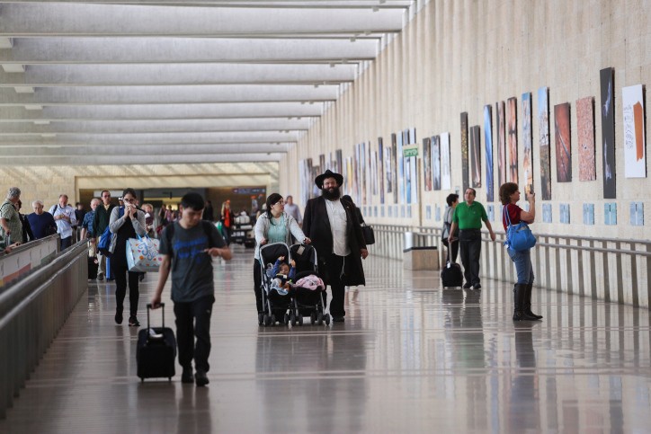 תושב הצפון נעצר בחשד שמכר עשרות כרטיסי טיסה מזויפים לארה"ב