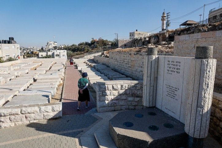 חרפה: חשוד הציג עצמו כקבלן מצבות - וברח עם הכסף של המשפחות האבלות