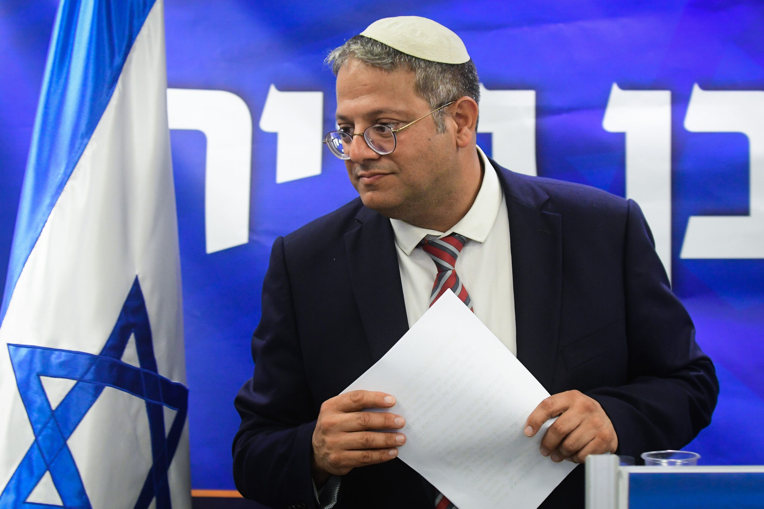 תוך כדי הגשת הרשימות: הזמר בני אלבז בחיבוק חם לבן גביר | צפו