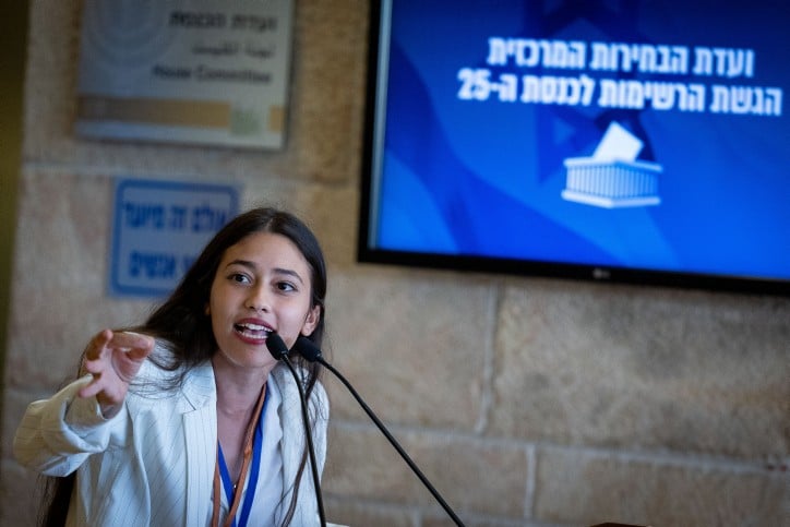 "הם ישדדו ויאנסו אותי": הדר מוכתר חושפת סיפור אישי בספר חדש