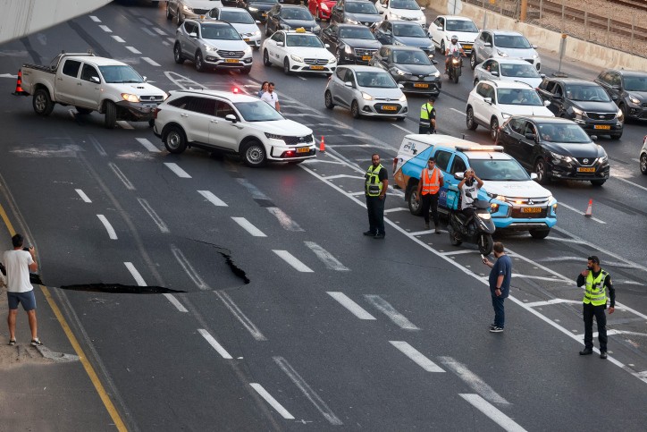 הבולען בנתיבי איילון. קרדיט: פלאש 90