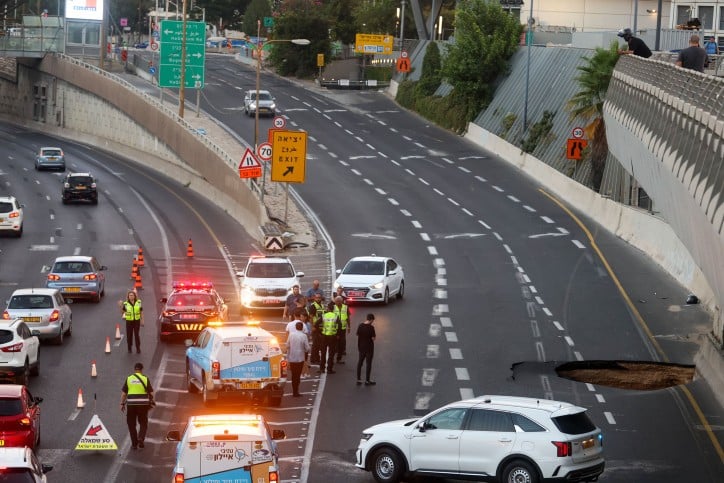 הבולען הקודם בנתיבי איילון. קרדיט: פלאש 90