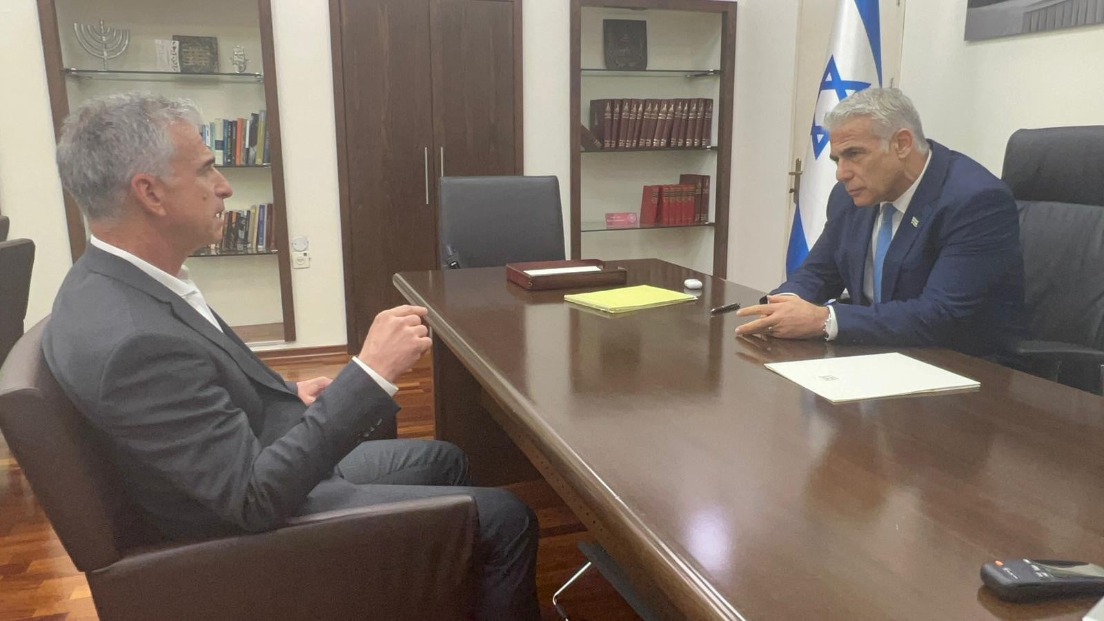 לקראת פגישותיו עם בכירים אמריקנים: ראש המוסד נפגש עם לפיד