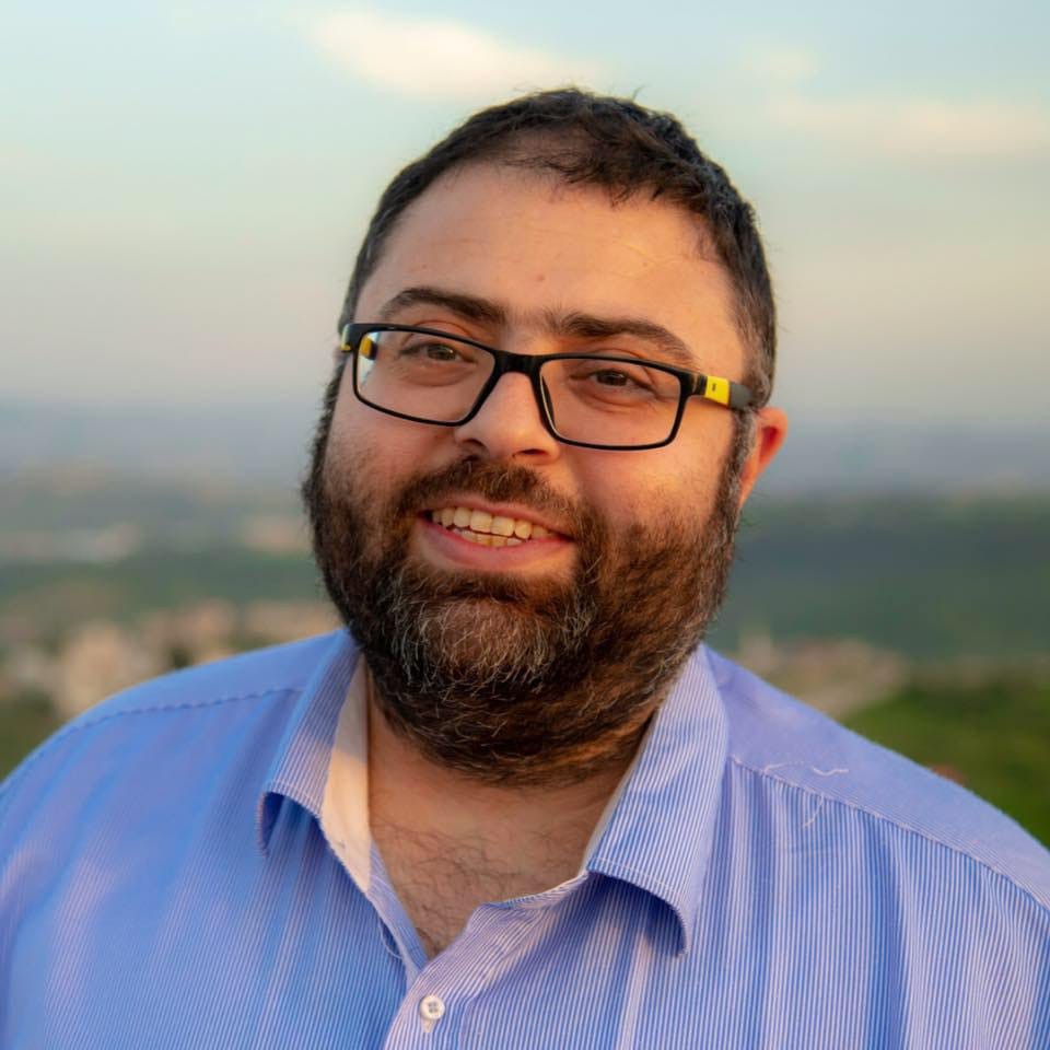 חשד לניסיון רצח: עיתונאי נורה ברכבו באום אל פחם