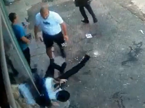 תוקף את החב"דניק וממשיך בדרכו. צילום מסך מתוך הסרטון של לוי נוישטט.
