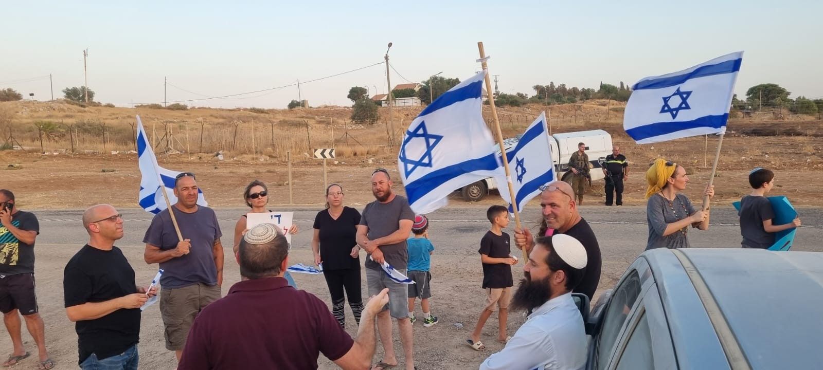 לאחר פיגוע הירי: עשרות מתושבי בקעת הירדן קיימו עצרת תמיכה