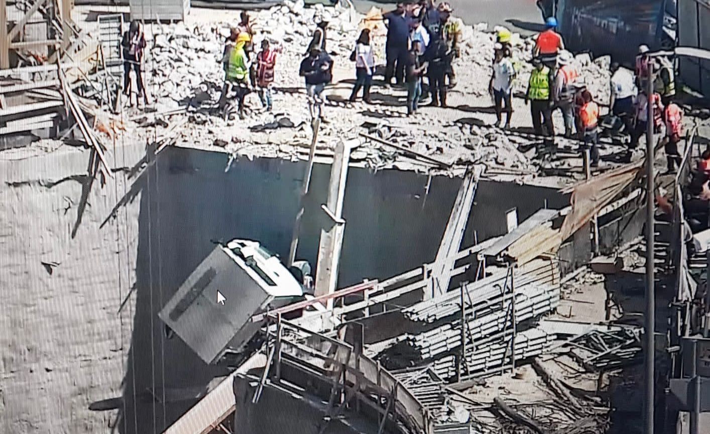 תיעוד חריג בירושלים: משאית משאבת בטון קרסה לתוך בור ענק