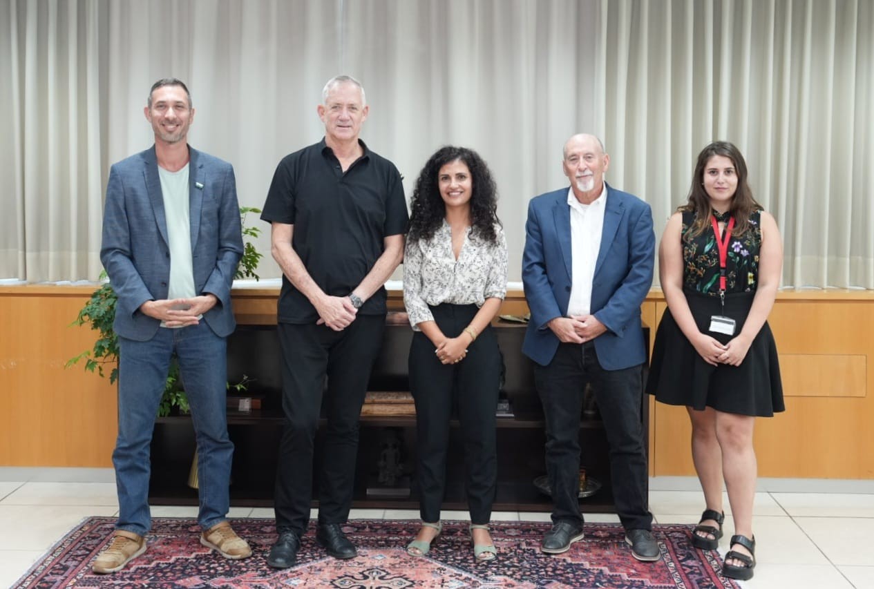 מתחת לאף של לפיד והורוביץ: גנץ נפגש עם ארגון המתמחים