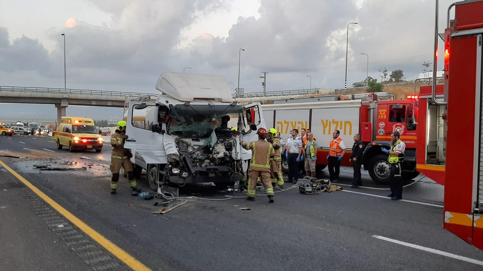 תאונת דרכים בין שתי משאיות בצפון: חולץ לכוד במצב בינוני-קשה