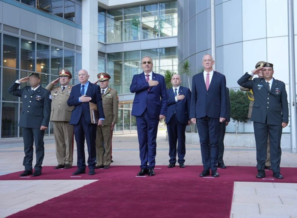 שר הביטחון בני גנץ ושר ההגנה הרומני. צילום: אלעד מלכה