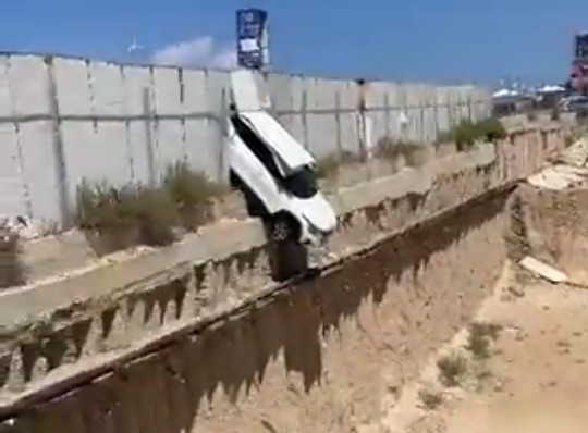 תיעוד חריג בראשל"צ: רכב טעה בחנייה - וכמעט נפל לבור באתר בנייה