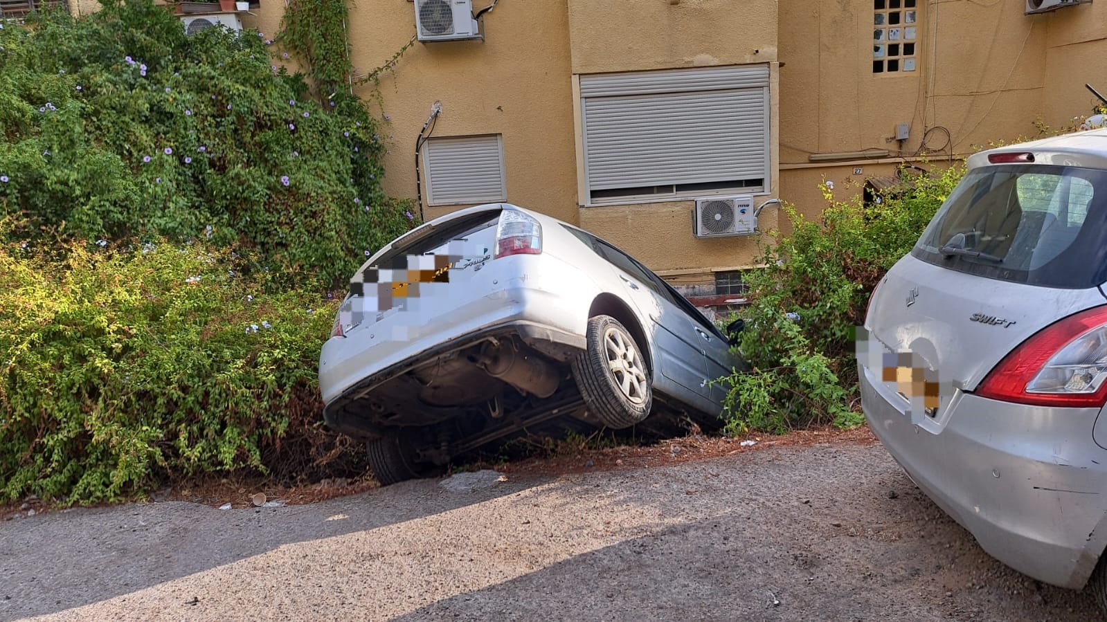 חיפה: נהגת רכב חולצה לאחר שנפלה לשביל גישה לבניין | תיעוד