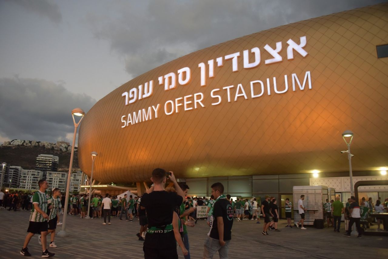 התחזות למאבטחים, התפרצות למגרש וספסרות: הצד השני של משחק הענק אמש