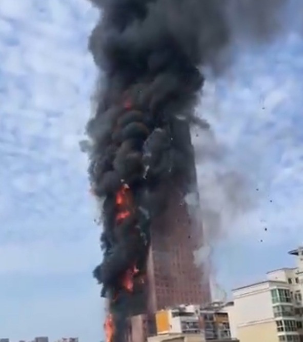 עמוד אש בלב העיר: שריפת ענק פרצה בגורד שחקים בסין | תיעוד