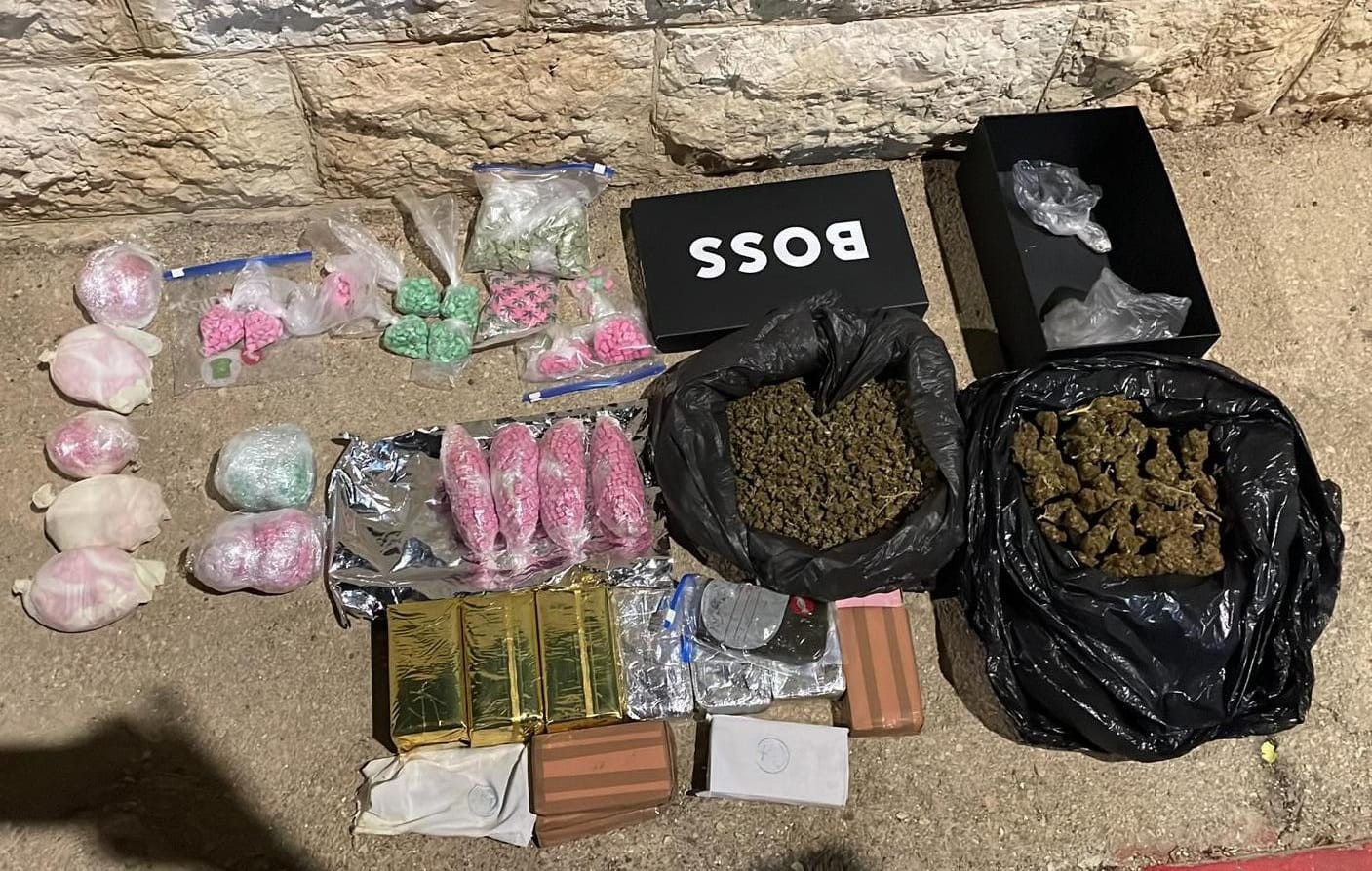 אקדחים, תחמושת וסמים: הבלשים חשפו ממצאים מפלילים בבית בעזריה