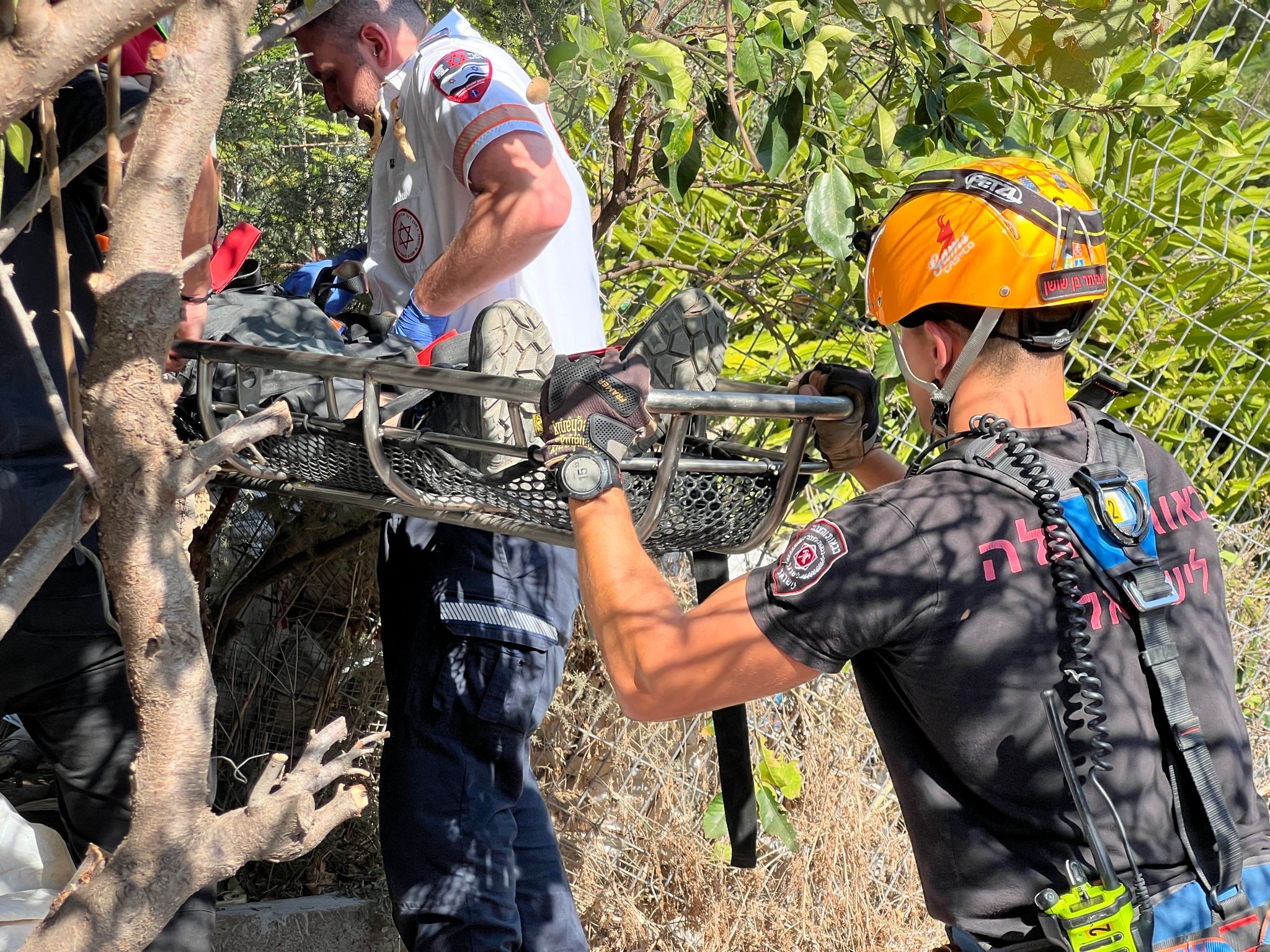 בעומק של 20 מטר: אדם הדרדר לוואדי בחיפה וחולץ | תיעוד