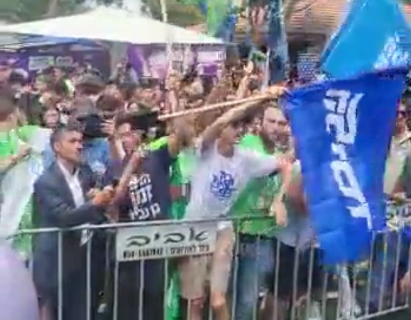 סערה בתיכון בליך: פעיל השמאל תוקף פעיל ימין ותולש את הדגל שלו | תיעוד
