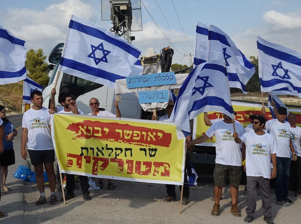 במחאה נגד ייבוא דבש: מאות הדבוראים הפגינו מול ביתו של שר החקלאות