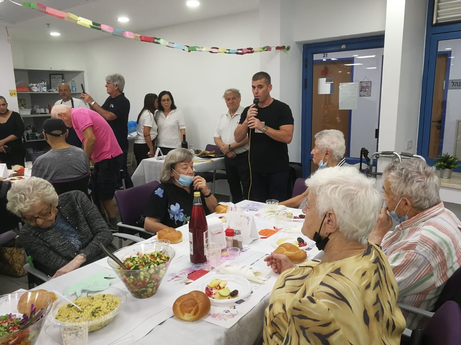 "מסעדה ליום אחד": המיזם שמייצר חיבור בין דורי דרך האוכל