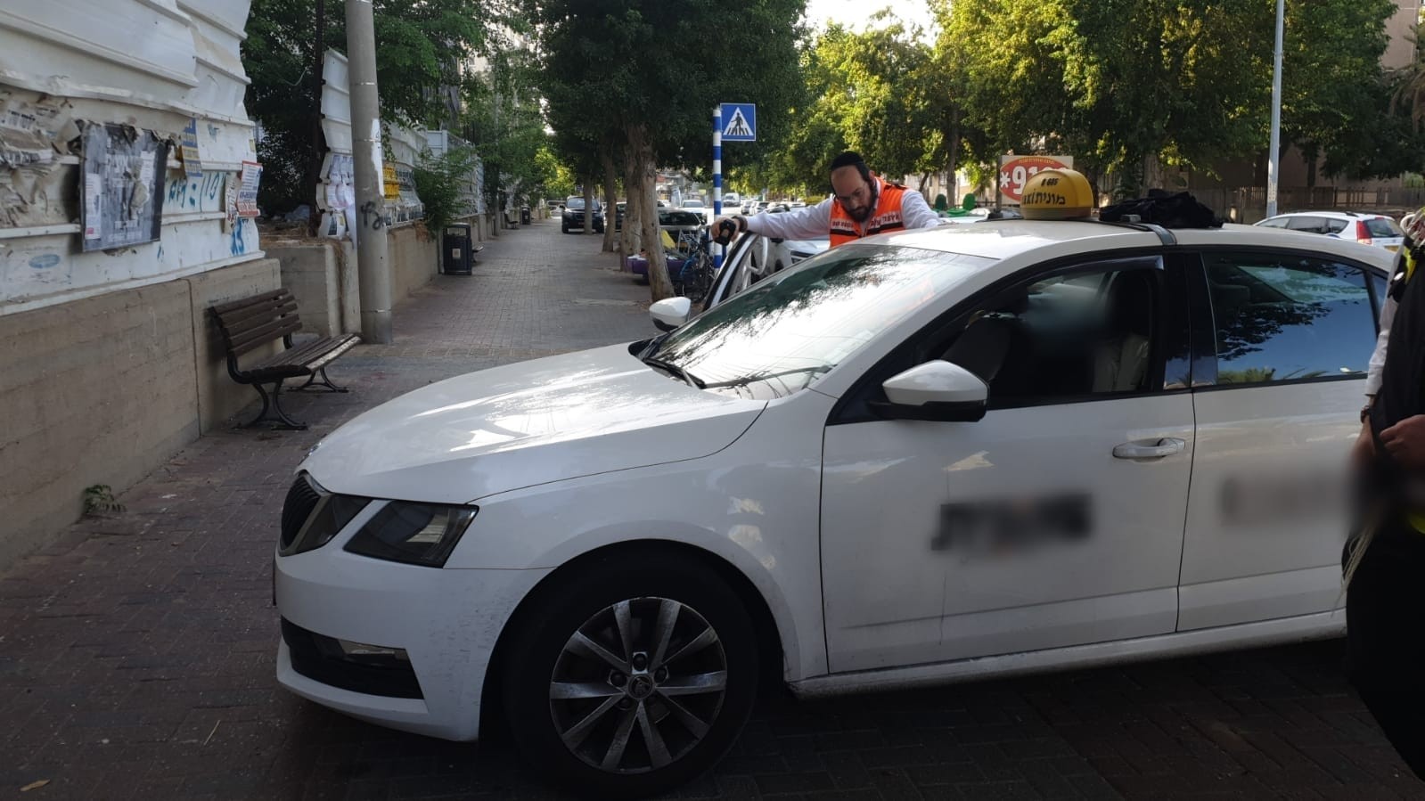 מבהיל: נהג מונית קיבל אירוע לב תוך כדי נסיעה ונבלם על המדרכה | תיעוד