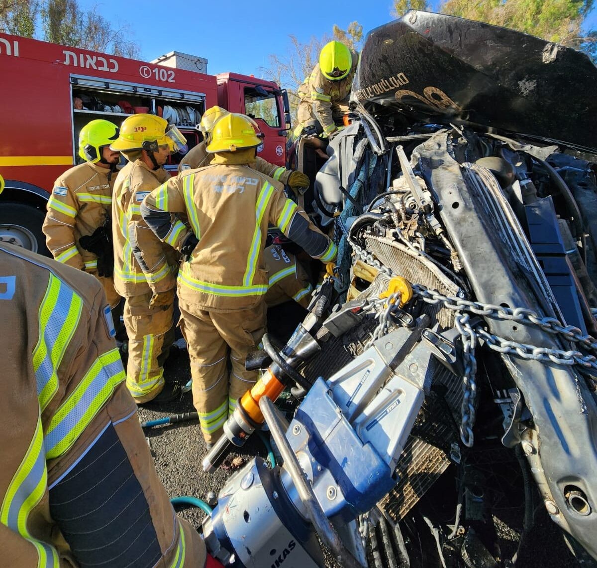 תאונת דרכים קשה בצפון: שני לכודים במצב קשה - הכביש נחסם לתנועה
