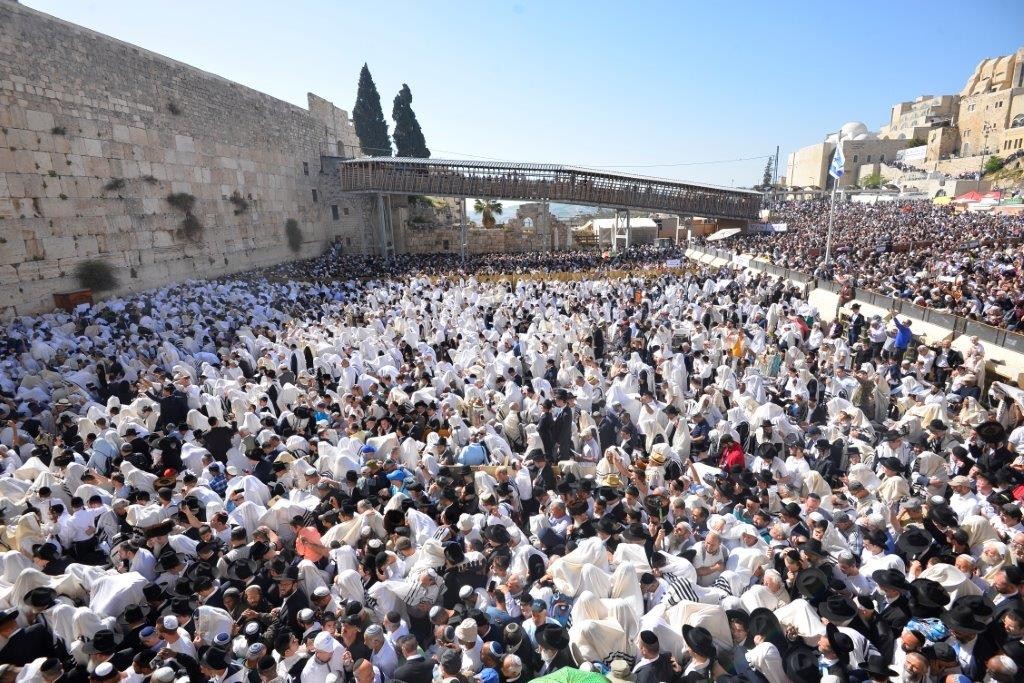 אלפים במעמד ברכת כהנים בכותל המערבי. צילום: הקרן למורשת הכותל המערבי