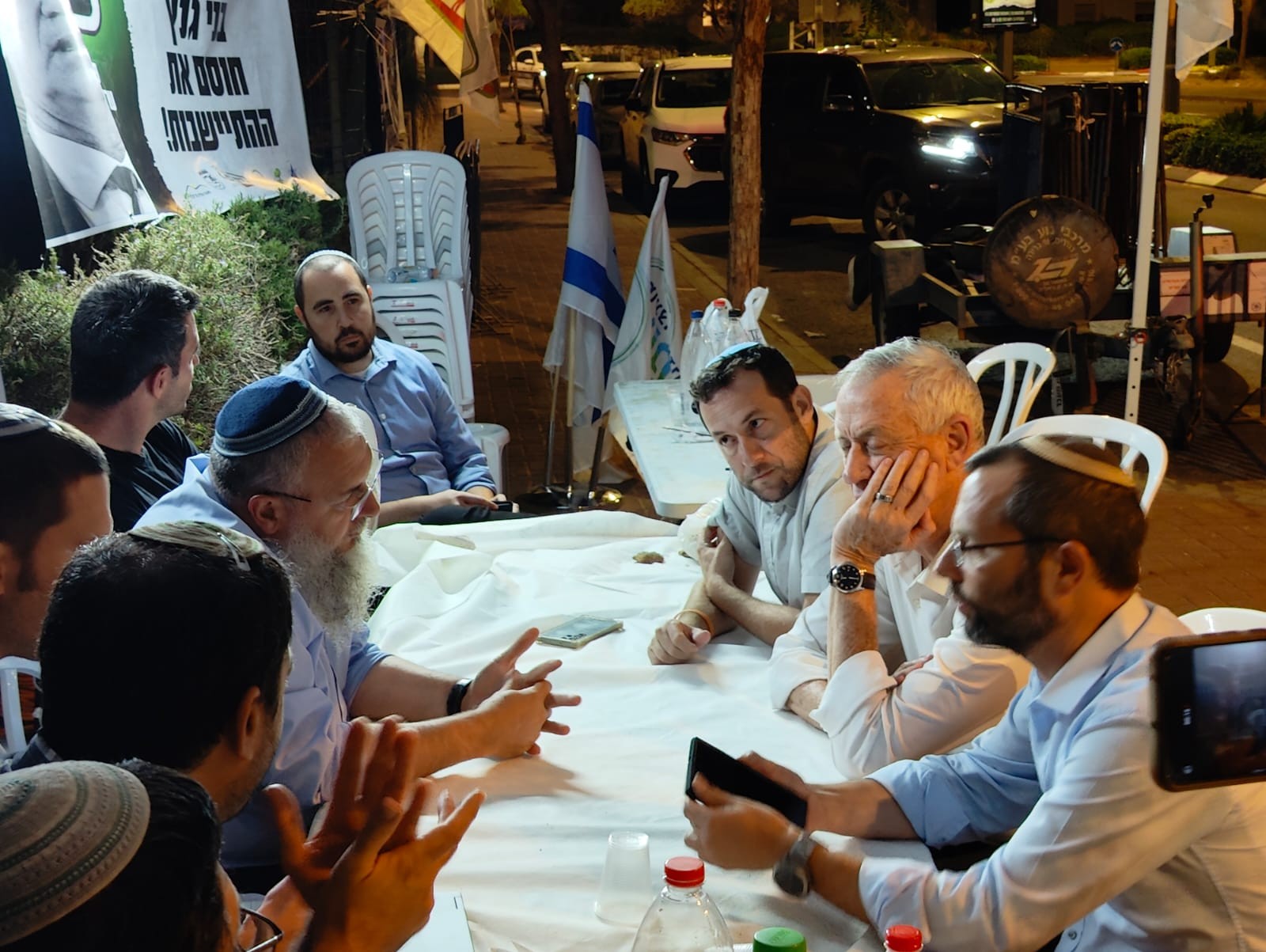 מצאו שר קשוב? מאהל הוקם מול ביתו של גנץ - שיצא אל המוחים