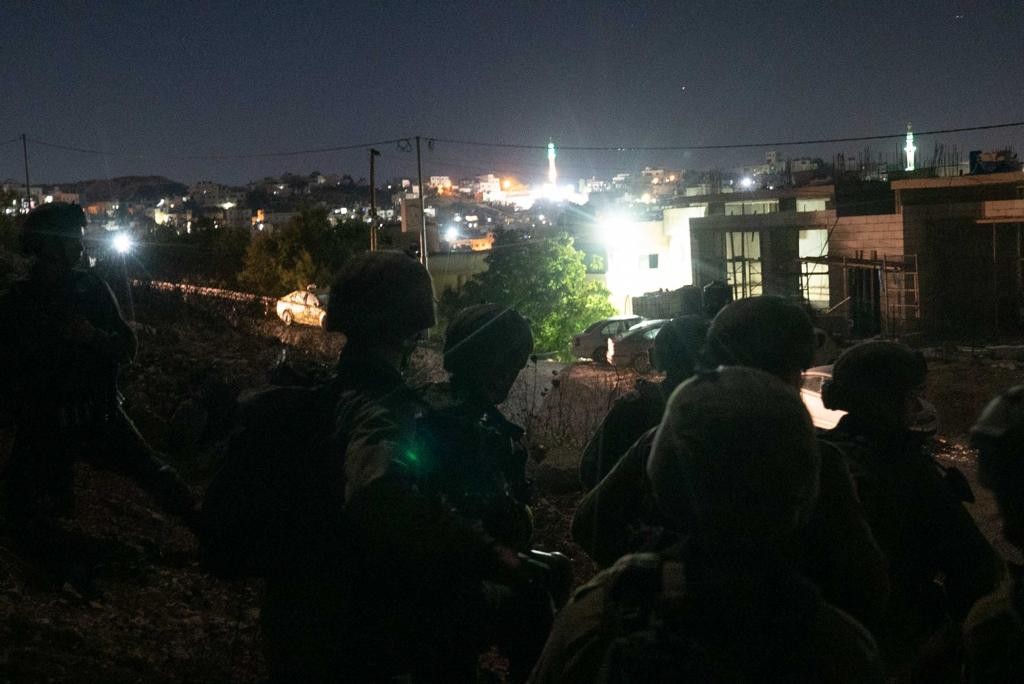 במהלך הלילה: לוחמי צה"ל, שב"כ ומג"ב עצרו 12 מבוקשים ברחבי יו"ש