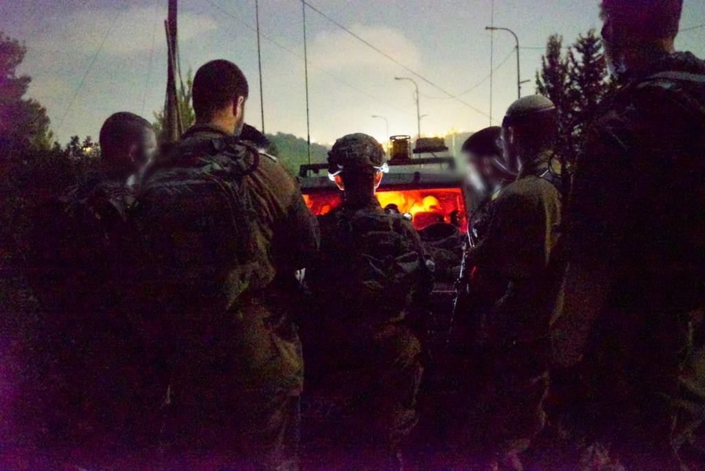 שובר גלים: מטענים נזרקו לעבר כוחותינו - שעצרו 5 מבוקשים ביו"ש