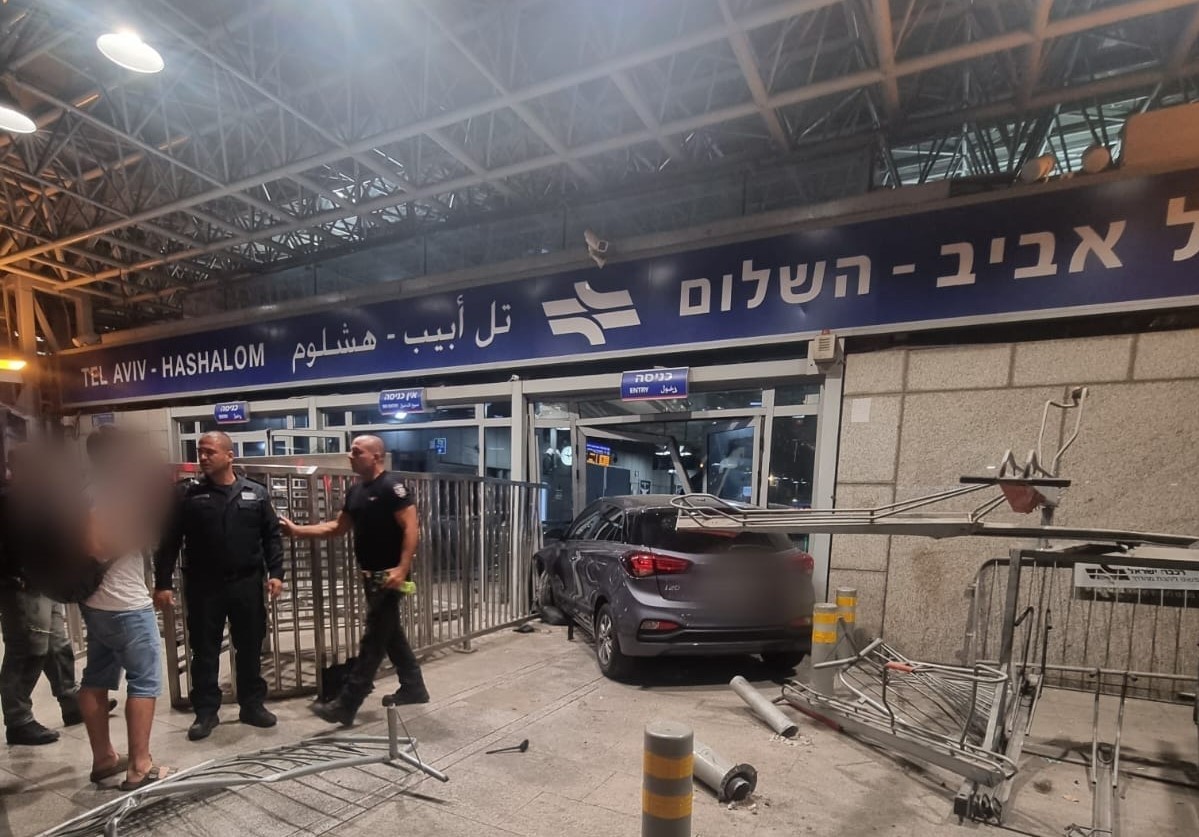 ת"א: בת 73 איבדה שליטה והתנגשה בשער הכניסה לרכבת השלום