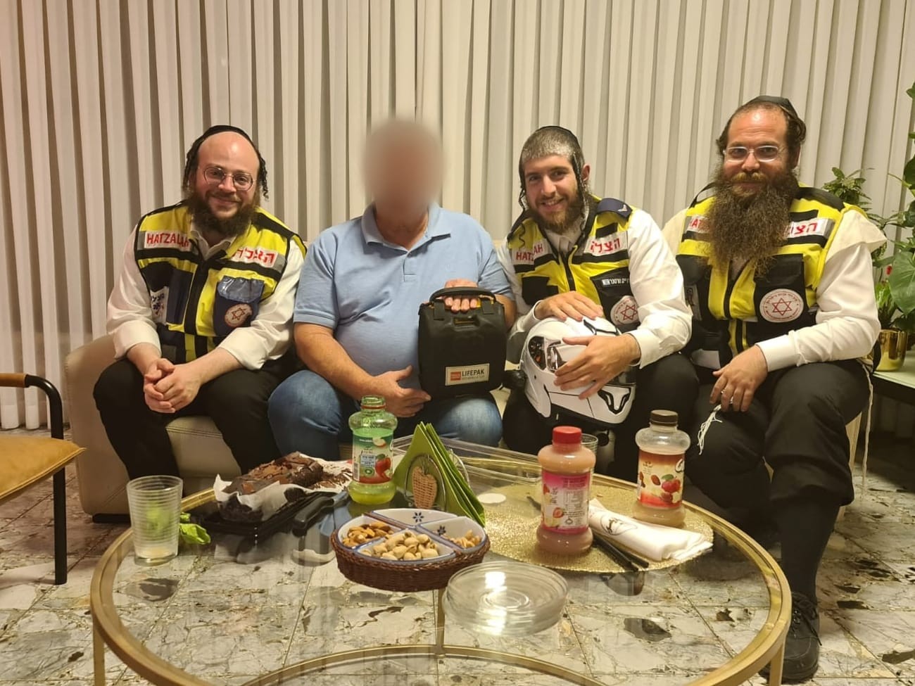 התמוטט על הכביש בשל אירוע לבבי - ונפגש עם החובשים שהצילו אותו