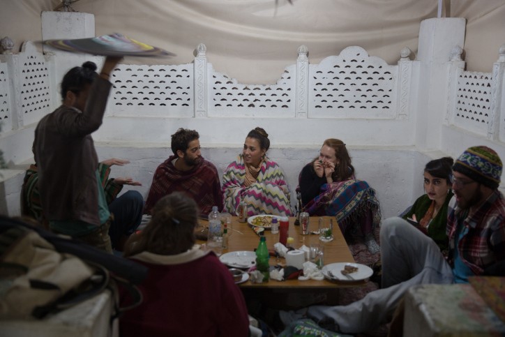 מדאיג: עשרות מיסיונרים מכת נוצרית המריאו להודו ופרו - זו המטרה שלהם