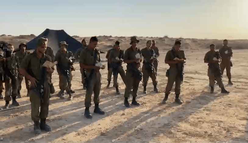 מרגש: לוחמינו מגבעתי באמירת סליחות במהלך אימון בדרום הארץ
