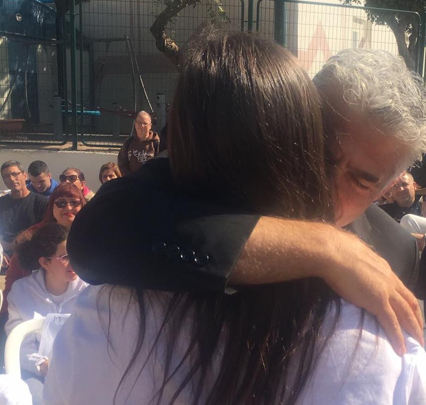 "רצנו למקלט בשלוש בבוקר": מה אמר לפיד על בתו המיוחדת? | צפו