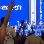 כמו בובות: כך מאומן קהל "יש עתיד" לקראת כניסתו של לפיד | צפו