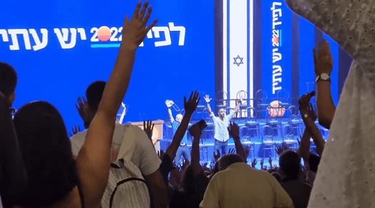 לפיד מפטר עובדים לאחר הגזענות באתר המפלגה - ולא שוכח לתקוף את נתניהו