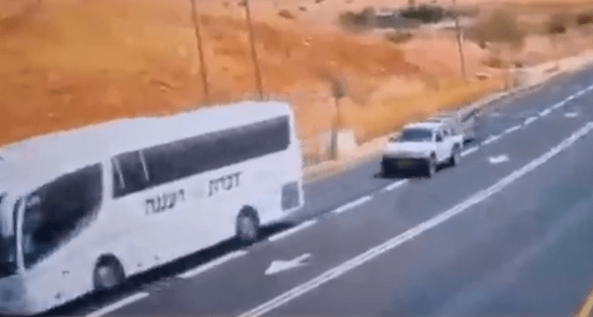 רכב המחבלים שניות לפני הירי על האוטובוס. מתוך תיעוד שעלה ברשתות החברתיות, שימוש לפי סעיף 27א'