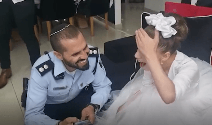 ההפתעה המרגשת של המשטרה לילדה שנולדה עם שיתוק מוחין | צפו