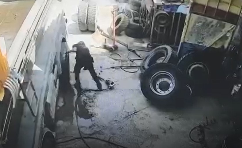 מבהיל: צמיג התפוצץ במוסך בפ"ת - העובד עף בעוצמה ונחבל קשות | תיעוד