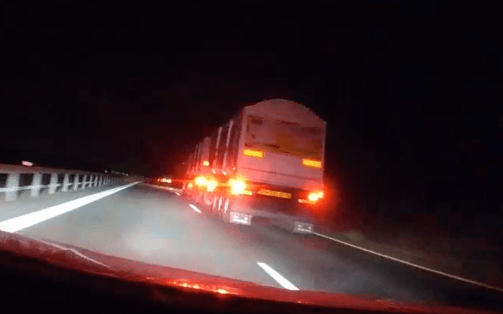כמו בסרטים: נסע מעל המהירות המותרת והתעלם מהשוטרים | תיעוד