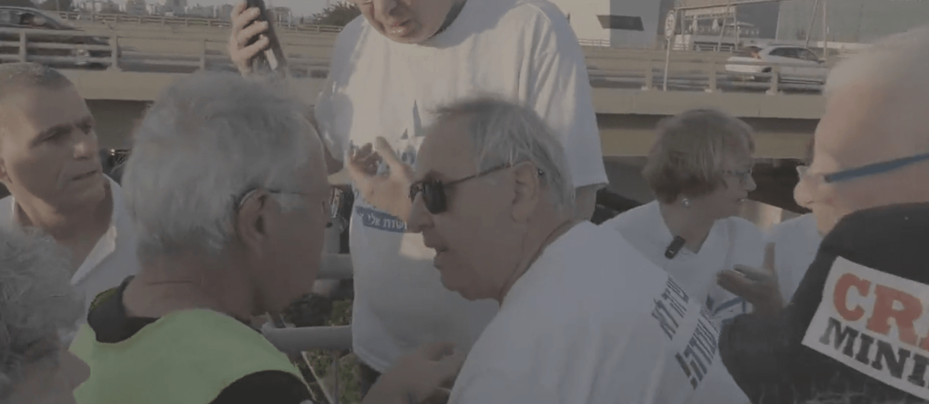 "למה אתה מרים ידיים?!": הפגנת השמאל שהתפתחה לעימות אלים | צפו