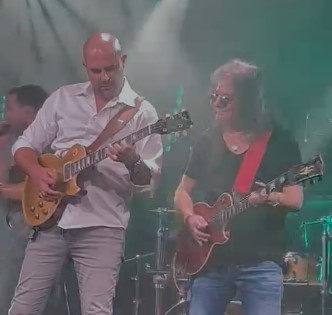 חבר כנסת או חבר להקה? אמיר אוחנה מפתיע את הקהל על הבמה בגריי
