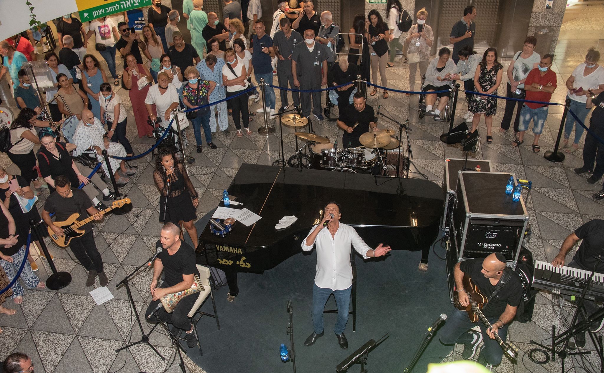 הופעה בלתי נשכחת: אגדת המוזיקה הישראלית ריגש את מאות החולים באיכילוב