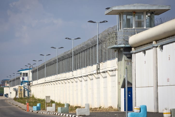 כתב אישום נגד המחבל שאנס את החיילות ומפקד כלא גלבוע לשעבר