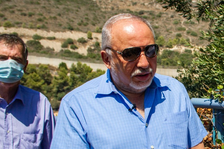 האימפריה של ליברמן: כך משרתת התקשורת הרוסית בארץ את ישראל ביתנו