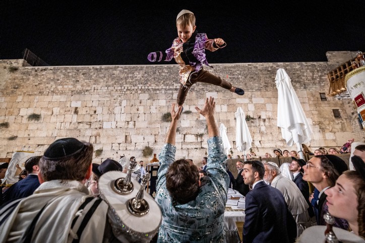 עמך בית ישראל: המונים בהקפות השניות בכותל המערבי