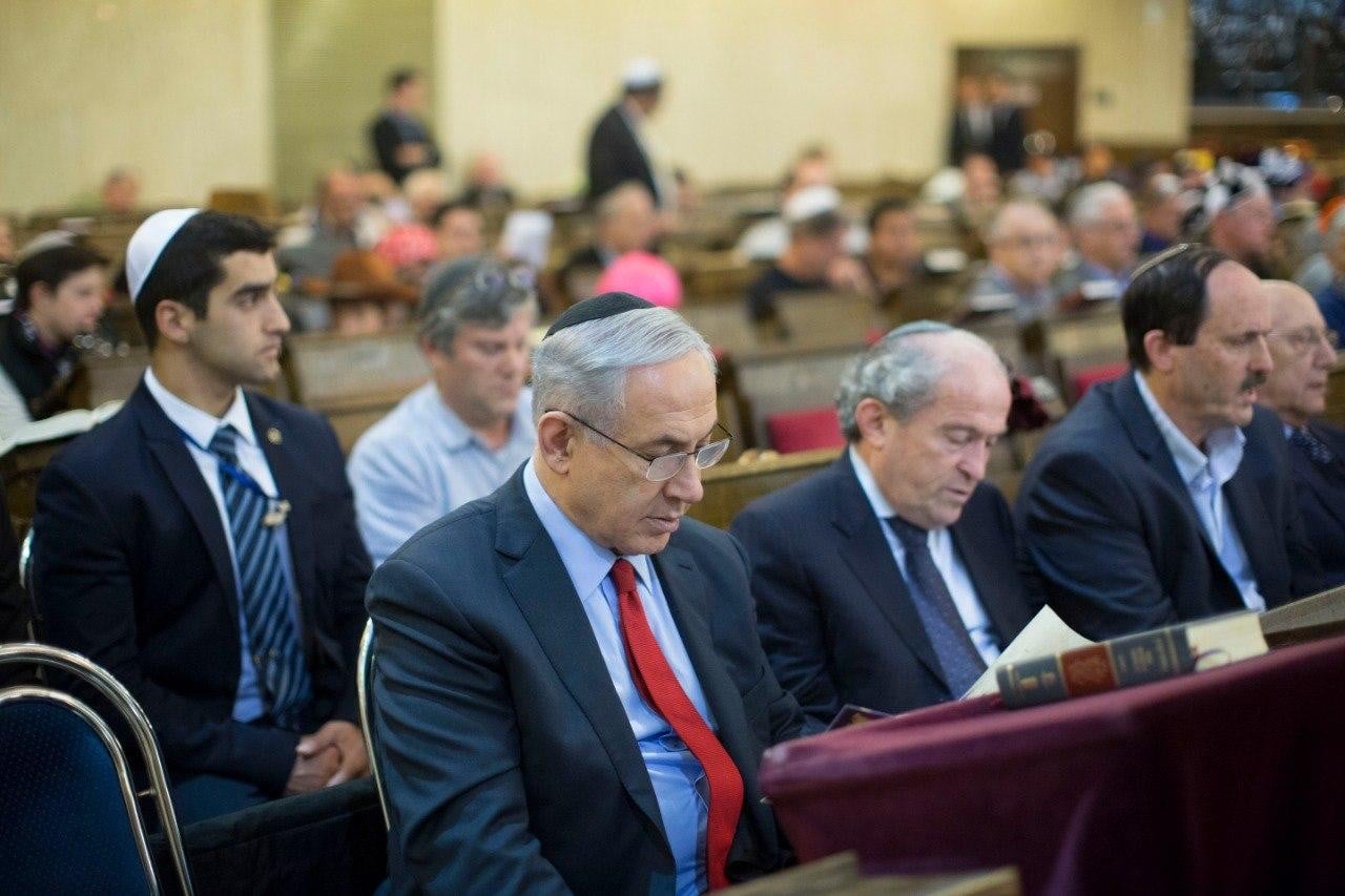 במהלך תפילת נעילה - נתניהו חש ברע ופונה לביה"ח: "מרגיש טוב"