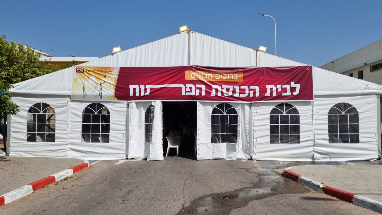 נהירה ל-500 'בתי הכנסת הפתוחים' של חב"ד | תיעוד